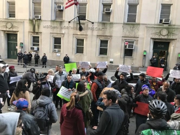2019년 초 전기자전거 사용자가 NYPD의 전기자전거 단속에 항의하는 모습 (이미지 출처 : STREETBLOG NYC)