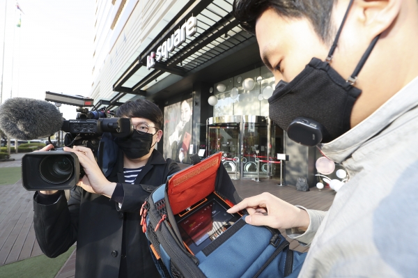서울 광화문 일대에서 KT 직원들이 5G 생중계 장비를 최종 점검하고 있다 (사진=KT)