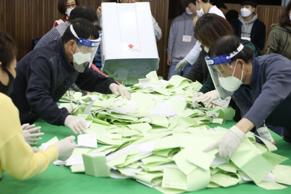 제21대 국회의원 선거 개표 작업이 진행되고 있다. (사진=연합뉴스)