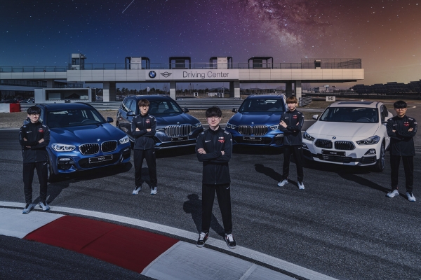 SK텔레콤 T1 LoL팀 선수들이 인천 영종도 BMW드라이빙센터에서 BMW 최신형 차량 앞에서 포즈를 취하고 있다. 사진 가운데 ‘페이커’ 이상혁 선수 (사진=SK텔레콤)