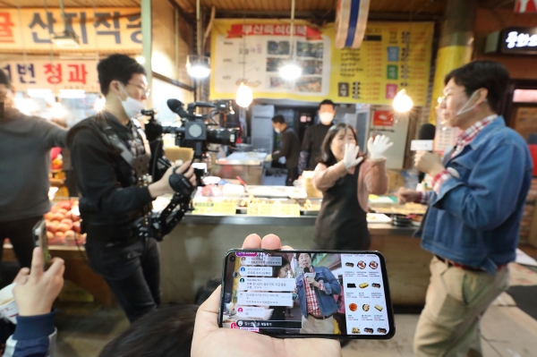 17일 경기 ‘광명시장’에서 방송인 김영철 씨가 온라인으로 전통시장을 소개하는 유튜브 라이브 쇼핑을 진행하고 있다 (사진=KT)