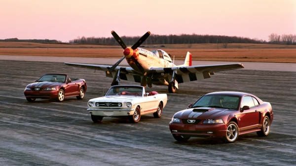 2004 포드 머스탱과 1965 머스탱, 그리고 P51 머스탱 전투기
