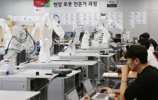경기도 평택시 LG전자 러닝센터에서 협력사 직원들이 로봇 자동화 교육을 받고  있는 모습 (사진=LG전자)