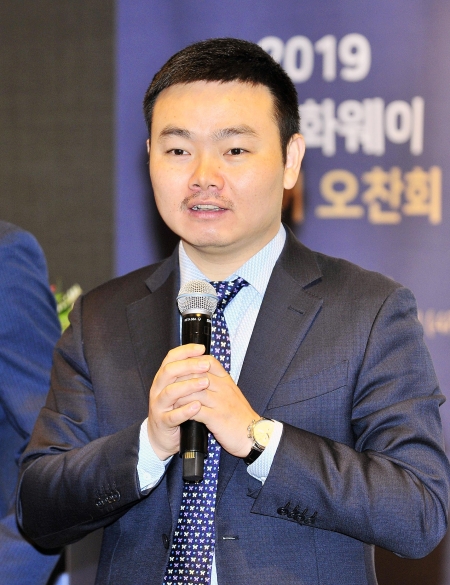 멍 샤오윈(Shawn Meng) 한국화웨이 지사장이 지난 12월 열린 간담회에서 기자들의 질문에 답변하고 있다 (사진=한국화웨이)