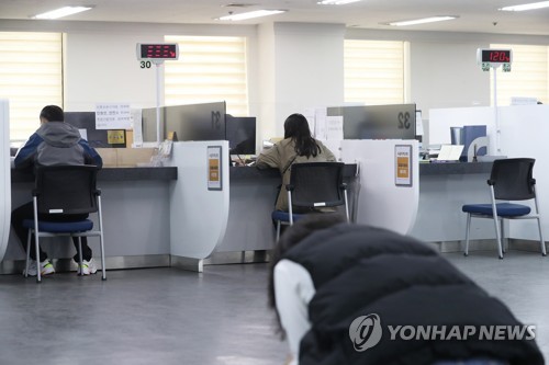 코로나19 여파 얼어붙은 고용시장신종 코로나바이러스 감염증(코로나19) 여파로 일자리가 큰 폭으로 감소한 지난 14일 서울 마포구 서울서부고용복지센터에서 구직자들이 취업 상담을 받고 있는 모습.