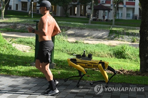 싱가포르에서 사회적 거리두기를 안내하는 로봇개 '스폿' [AFP=연합뉴스]