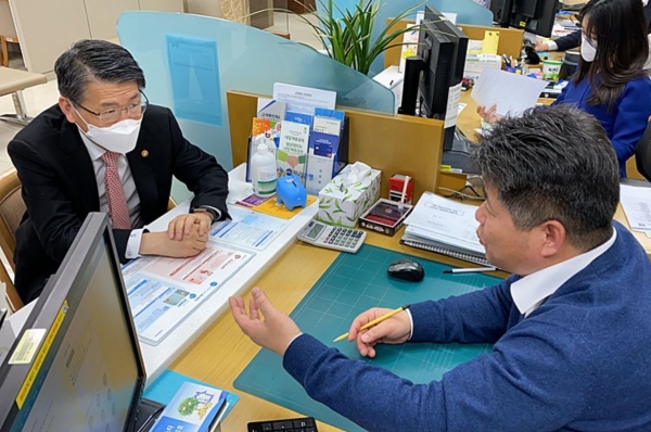 은성수 금융위원장(왼쪽)은 3월 17일 서울에 위치한 은행 지점을 방문해 코로나19에 대응한 금융지원 상황을 알아보고 있다.&nbsp; 출처: 금융위원회