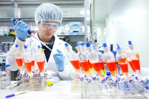 SK바이오사이언스 연구원이 백신 개발을 위한 연구·개발을 진행하고 있다. 2020.05.18. [SK바이오사이언스 제공]