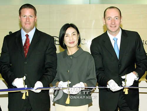 틱톡 CEO로 선임된 케빈 메이어2007년 9월 월트디즈니 행사 참석차 한국을 방문한 메이어(사진 왼쪽).