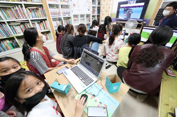5월 19일 서대전 지역아동센터 아이들이 KT 화상 회의 시스템을 통해 KT IT서포터즈가 진행하는 ‘VR 콘텐츠 제작하기’ 체험형 수업에 참여하고 있다 (사진=KT)