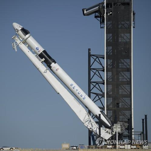 팰컨9 로켓에 장착돼 발사대에 세워지는 크루 드래건팰컨9에 장착된 스페이스X의 유인캡슐 크루 드래건이 21일 플로리다주 케네디 우주센터 39A 발사장의 거치대에 세워지고 있다.