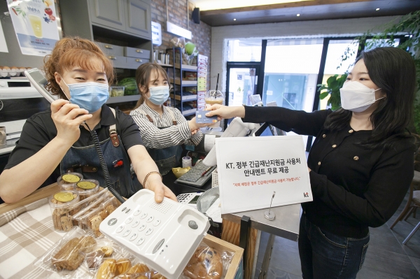 서울 종로구에 위치한 카페에서 사장님이 KT 고객센터 전화해 링고비즈플러스를 신청하고 있는 모습  [사진 : KT]