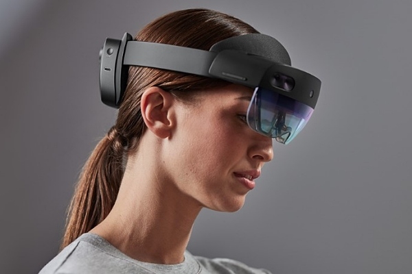MS가 개발한 HMD형 증강현실기기 '홀로렌즈(HoloLens)' [사진: MS 홈페이지]