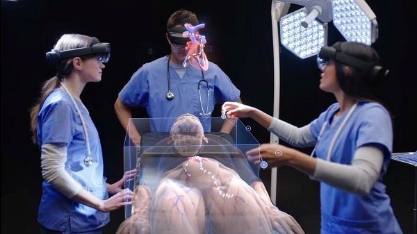 홀로렌즈(HoloLens)가 의료현장에서 활용되는 가상 예 [사진: MS 홈페이지]