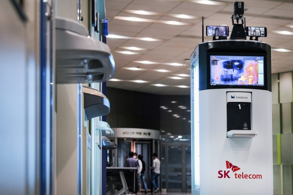 코로나19 방역로봇이 UV램프를 이용해 ATM기를 방역하고 있다 (사진=SK텔레콤)