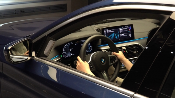 BMW 뉴 5시리즈 인텔리전트 개인비서 소개 영상 속 한 장면
