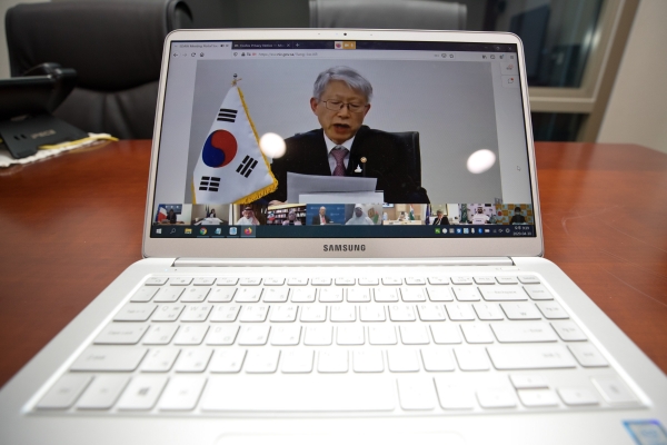최기영 과학기술정보통신부 장관이 지난달 30일 서울 중구 서울중앙우체국에서 영상회의 시스템을 활용해 G20 특별 디지털 경제 장관회의에 참여하고 있다 [사진 : 과기정통부]