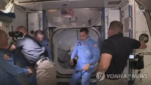 도킹 성공 뒤 ISS에서 만난 우주비행사들