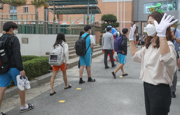 지난 3일 안내에 따라 등교하는 학생들 모습. [사진:연합뉴스]