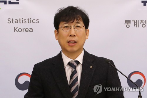 브리핑하는 정동욱 통계청 고용통계과장