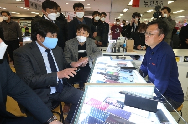 한상혁 방송통신위원장이 유통점에 방문했다 [사진 : 방통위]