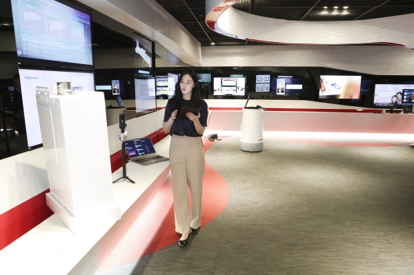 KT 퓨처온 도슨트가 언택트 R&D 전시 투어에 참여한 인텔 임직원에게 KT 기술에 대해 설명하고 있다 [사진 : KT]