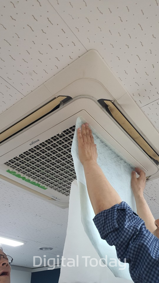 다중이용시설의 에어컨에 간편하게 적용 가능한 구리이온섬유 필터 [사진=메디파이버]