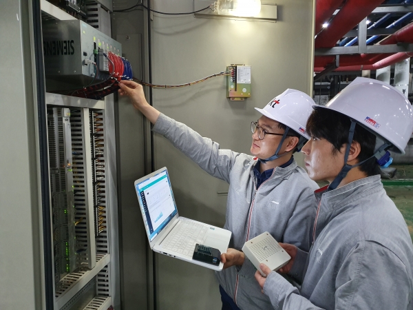 KT 연구원이 냉난방 설비 최적 제어 솔루션이 적용된 대전 서구 세이브존 기계실에서 에너지 절감 효과를 확인하고 있다 [사진 : KT]