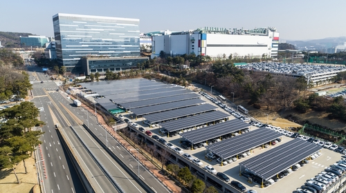 기흥캠퍼스 주차타워에 설치된 총 3천600장, 1천500KW 규모의 태양광 발전 시설 [삼성전자 제공]