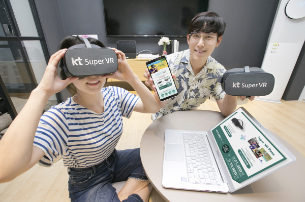 KT 직원들이 슈퍼 VR 장기 렌탈 상품을 소개하고 있다 [사진 : KT]