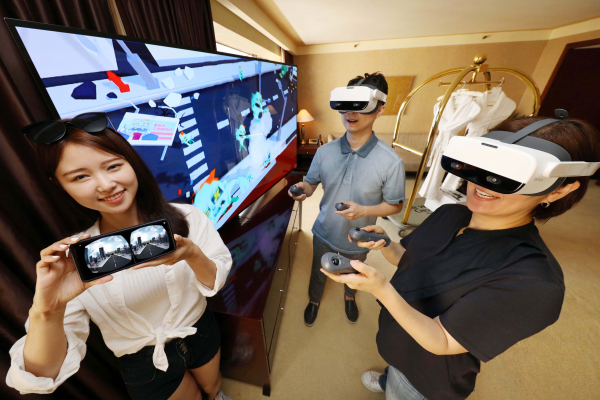 LG유플러스는 서울 웨스틴조선호텔과 손잡고, 여름 휴가철 호텔 이용객을 대상으로 클라우드 VR 서비스를 제공한다고 9일 밝혔다 [사진 : LG유플러스]