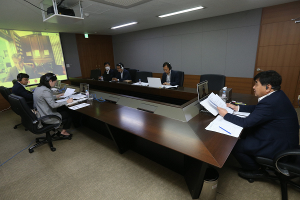 한상혁 방송통신위원장이 구글 닐 모한 수석부사장을 영상으로 면담하고 있다 [사진 : 방송통신위원회]