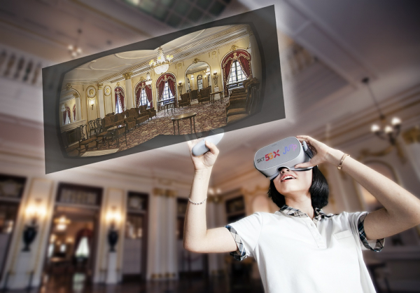 SK텔레콤 청소년 홍보모델이 VR 기기를 착용하고 점프 VR 앱에서 덕수궁 석조전 접견실 내부를 360도 VR 영상으로 관람하고 있다 [사진 : SK텔레콤]