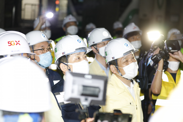 23일 새벽 을지로입구역 터널에서 진행중인 5G 안테나 설치 공사를 장석영 과학기술정보통신부 제2차관과 관계자들이 참관하고 있다 [사진 : 과기정통부]