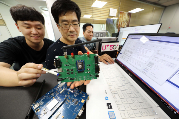 LG유플러스에서 제공하는 오픈소스를 활용해 IoT 통신모듈의 동작 시험을 진행하고 있는 모습 [사진 : LG유플러스]