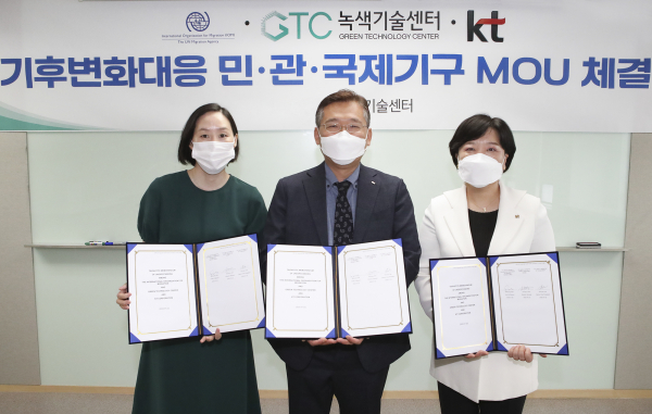 서울 남산스퀘어에 위치한 녹색기술센터에서 진행된 디지털 기술 기반 기후기술 협력 활성화를 위한 업무 협약식에서 (왼쪽부터) 유엔국제이주기구 박미형 베트남사무소장, 녹색기술센터 김형주 선임부장, KT 지속가능경영단장 이선주 상무가 기념사진을 찍고 있다 [사진 : KT]