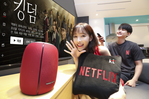 KT 모델들이 올레 tv에서 제공하는 넷플릭스 서비스를 소개하고 있다 [사진 : KT]