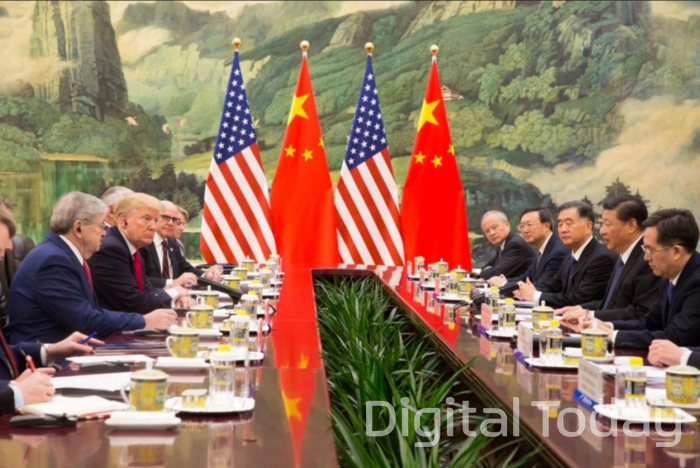 코로나19 책임론에 이어 홍콩 국가보안법 논안으로 미국과 중국의 갈등이 고조되고 있다. 도널드 트럼프 미국 대통령(왼쪽 두 번째)과 시진핑 중국 국가주석(오른쪽 두 번째)이 회담을 하고 있는 모습 [사진: 백악관]