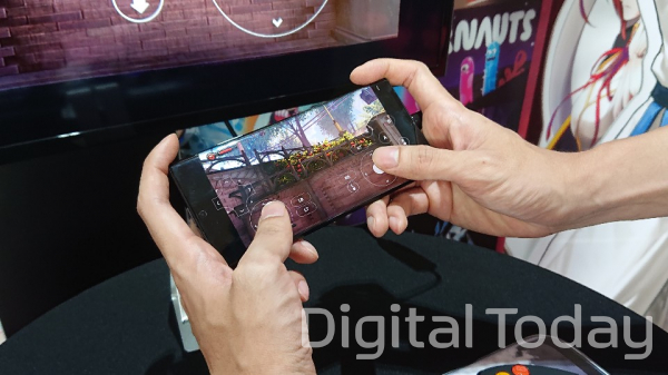 별도 보조 기기 없이 가상 패드로도 게임을 플레이할 수 있다.