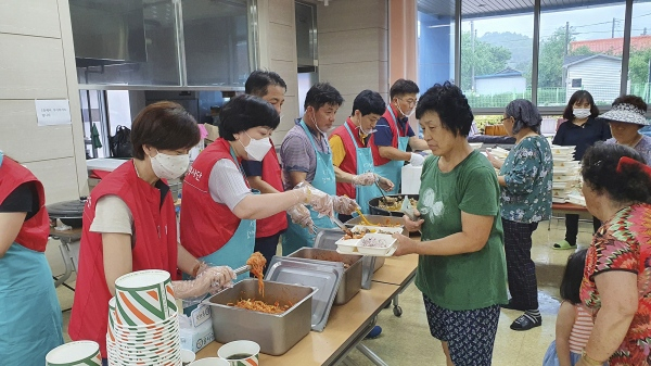 KT 임직원들이 수재민과 자원봉사자 대상으로 봉사활동을 진행하고 있다 [사진: KT]