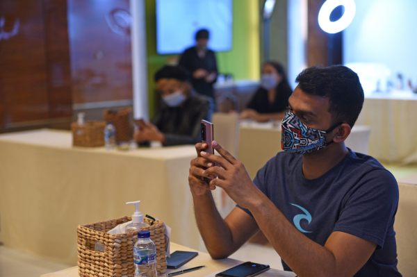 지난 8월 18일 인도네시아 자카르타에서 열린 '갤럭시노트20' 출시 행사에 참석한 현지 기자들이 제품을 체험하고 있고 있다 [사진 : 삼성전자]