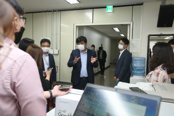 한상혁 방통위원장(가운데)이 지난 3일 방통위 기자실에 방문했다 [사진 : 방통위]