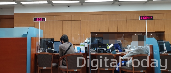 서울 역삼동 인근 한 은행 영업점. 소상공인 2차 대출을 받기 위해 한 고객이 상담을 받고 있다. (사진=고정훈)