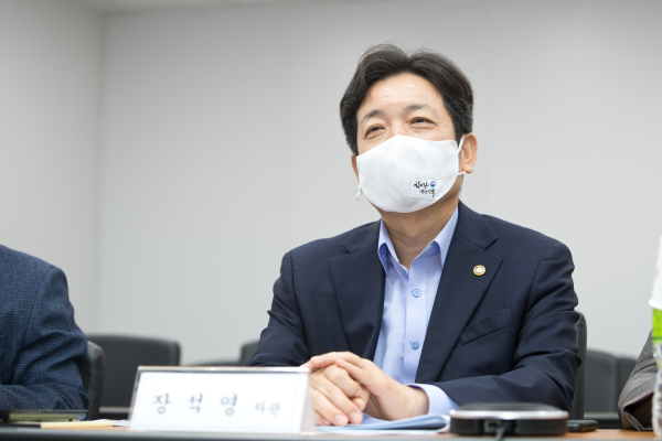 장석영 과학기술정보통신부 제2차관이 4일 오전 세종특별자치시 세종파이낸스센터 과기정통부 영상회의실에서 영상회의 시스템을 활용해 CCTV 산업 동향 논의 간담회 에 참여하고 있다 [사진 : 과기정통부]