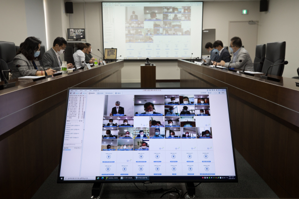 제2차 디지털 뉴딜반 회의가 4일 오전 영상회의로 개최됐다. 최기영 과학기술정보통신부 장관이 데이터 댐 추진현황 등 디지털 뉴딜 과제들의 진행상황을 점검하고 있다 [사진 : 과기정통부]