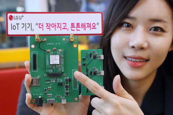 사진은 iUICC 기반의 통신 모듈을 시험용 보드에 부착한 모습 [사진 : LG유플러스]