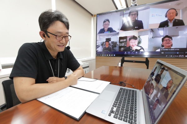 서울 광화문 KT 빌딩에서 박윤영 KT 기업부문 사장이 Digital Works 화상회의 솔루션을 통해 국내 강소기업 대표들과 MOU를 체결하고 있다.[이미지: KT]