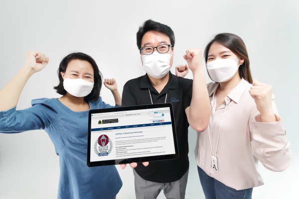 온라인 시상식을 통해 KT 직원들이 수상 소식을 확인하며 축하하고 있다 [사진 : KT]