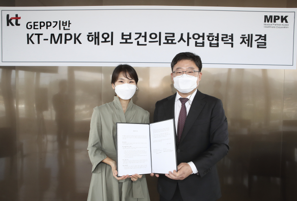 서울 종로구 KT 광화문빌딩 이스트에서 열린 ‘해외거점형 대한민국 디지털 & 바이오 헬스 사업을 위한 업무협약식에서 김채희 KT AI/빅데이터사업본부장 김채희 상무(왼쪽), 김헌진  메디컬파트너스코리아 대표이사가 기념사진을 찍고 있다 [사진 : KT]