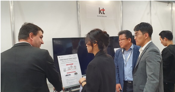 플로브디프 국제 전자기술 전시회 2019 행사장에서 KT 직원들이 관람객들에게 솔루션을 소개하고 있다 [사진 : KT]